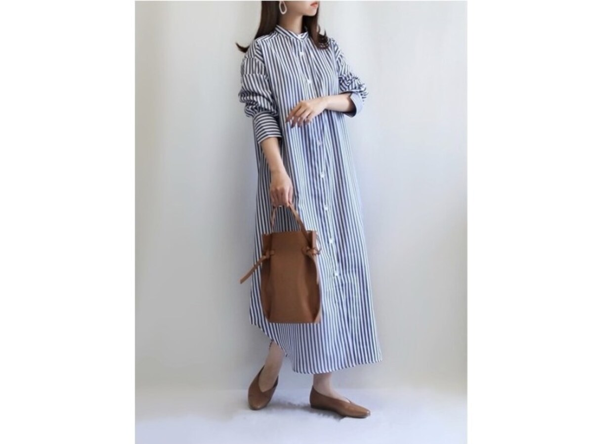 ワンピースもシャツタイプなら適度なきちんと感もあって着やすい　出典：WEAR