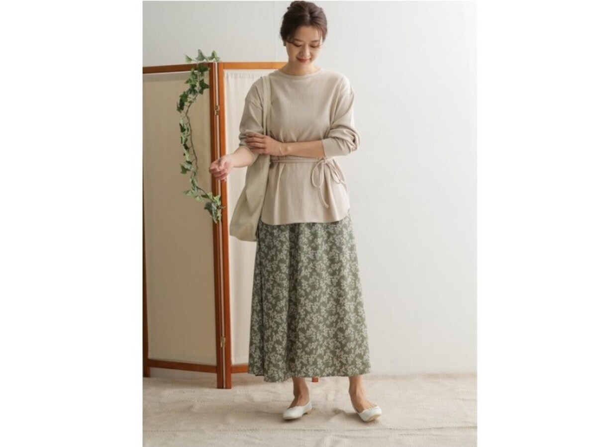 親しみやすく、話しかけやすい柔らかい印象が作れるスカートコーデも◎　出典：WEAR