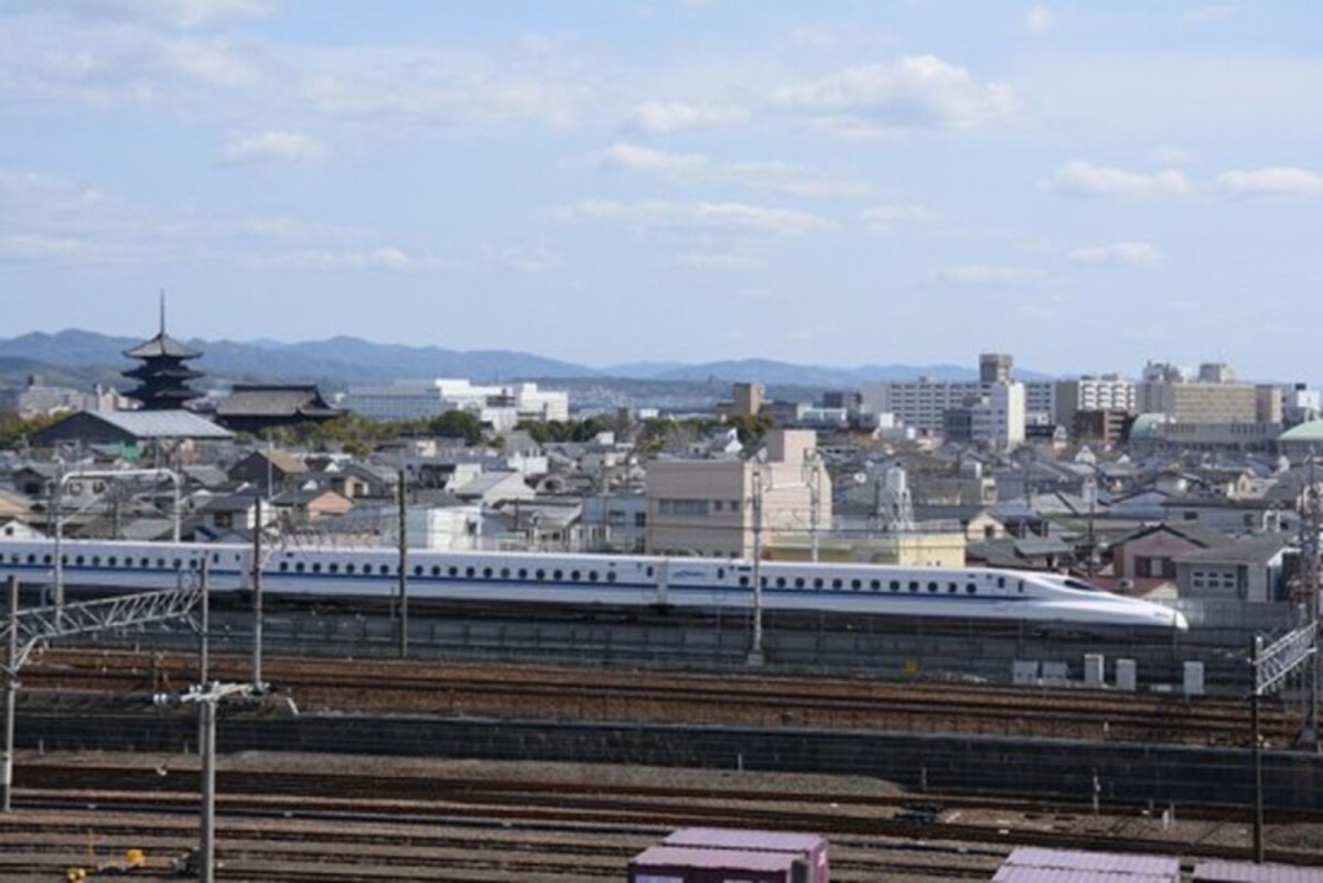 京都付近を走る東海道新幹線