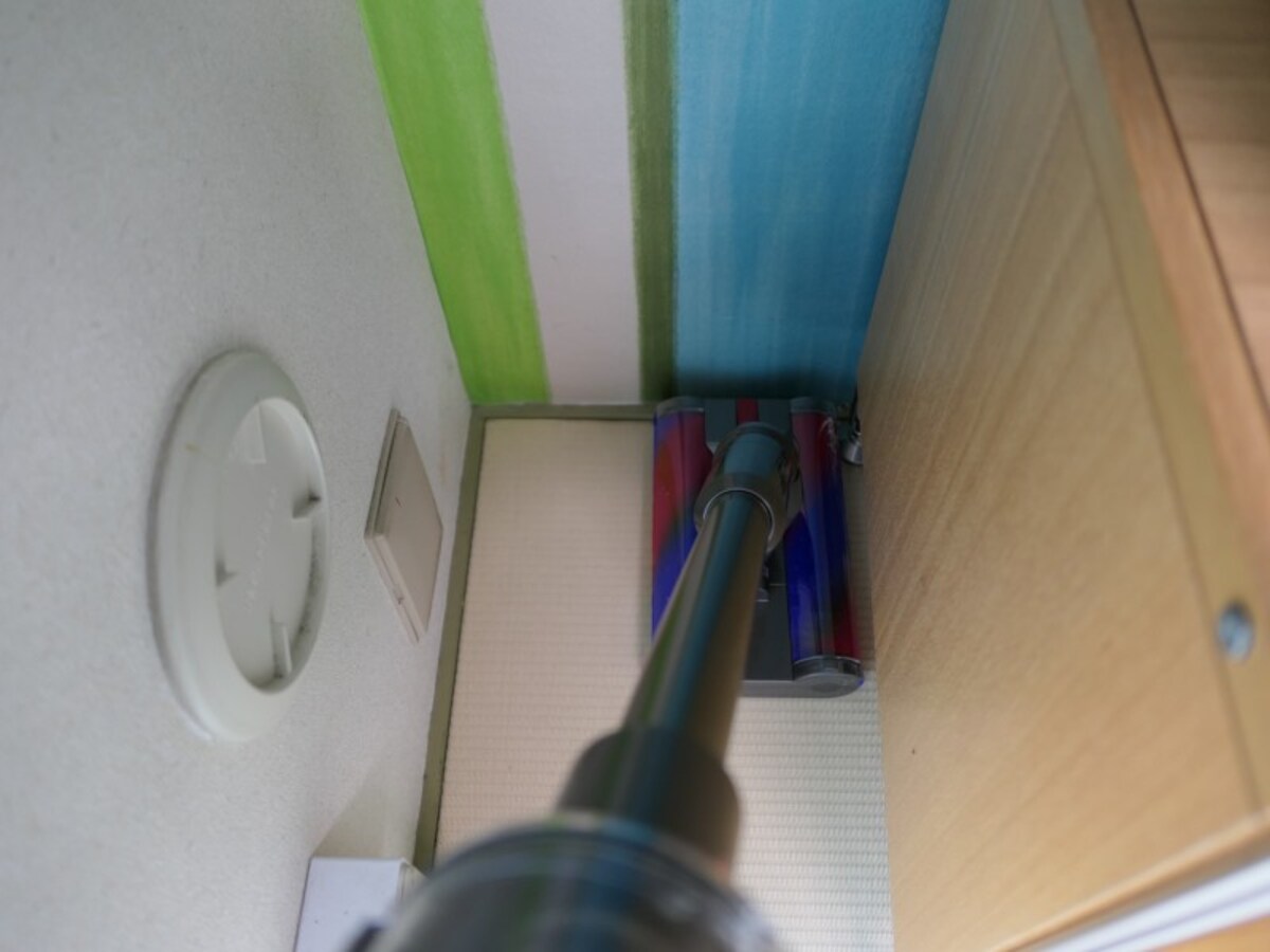 家具や壁際にもしっかりブラシを当てられます