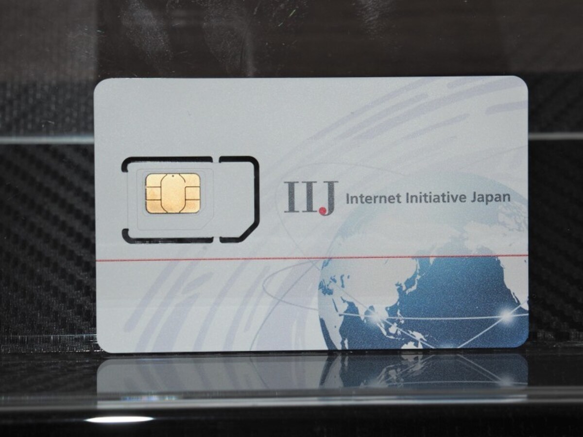 スマートフォンで通信するのに必要なSIM。通常はカード型で、スマートフォンのスロットのサイズに応じたものを挿入して使う