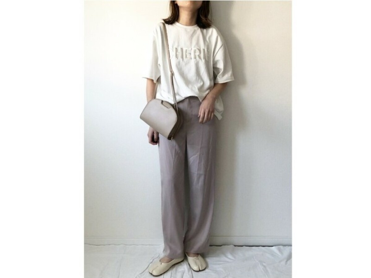 カジュアルなTシャツコーデにツヤ素材で女性らしさをプラス　出典：WEAR