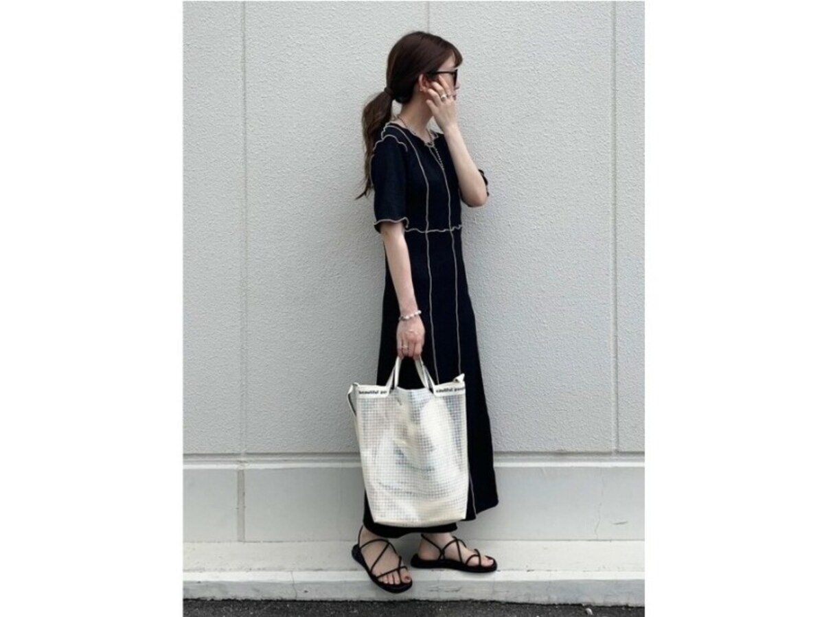 シンプルコーデから個性的なアイテムまで、何にでも合う万能サンダル　出典：WEAR