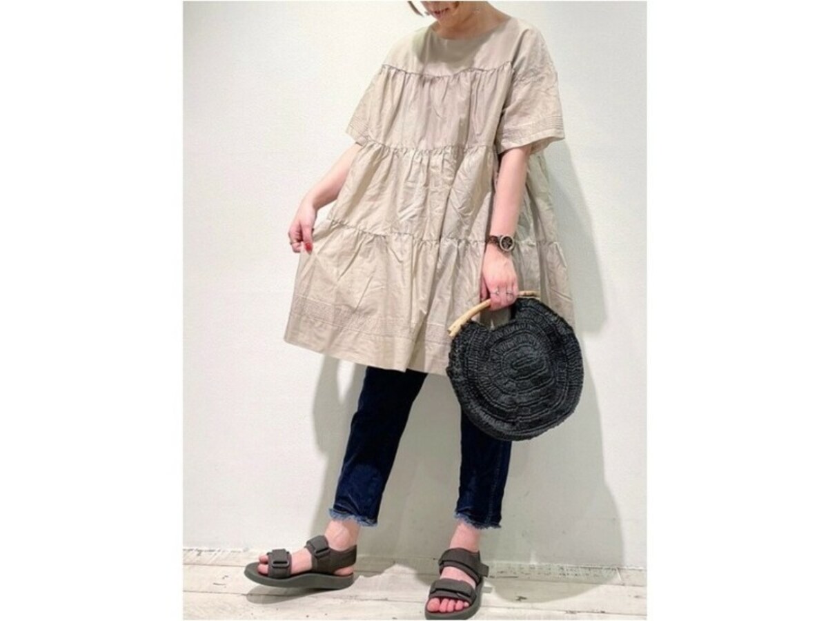 どこまでも歩けそうな楽チンサンダルは、甘めコーデの引き締め役にも◎　出典：WEAR
