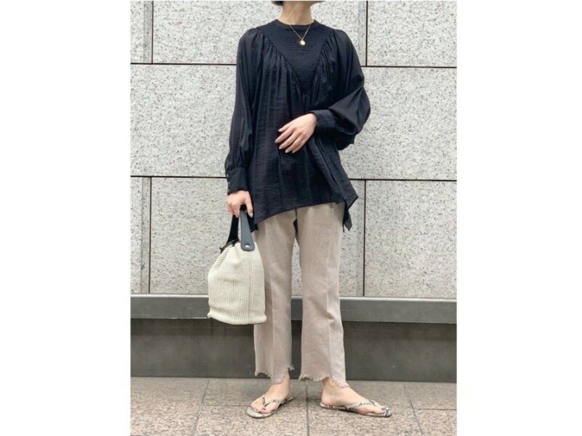 通気性のよくないブラウスやシャツには脇汗対策のインナーは便利です　出典：WEAR