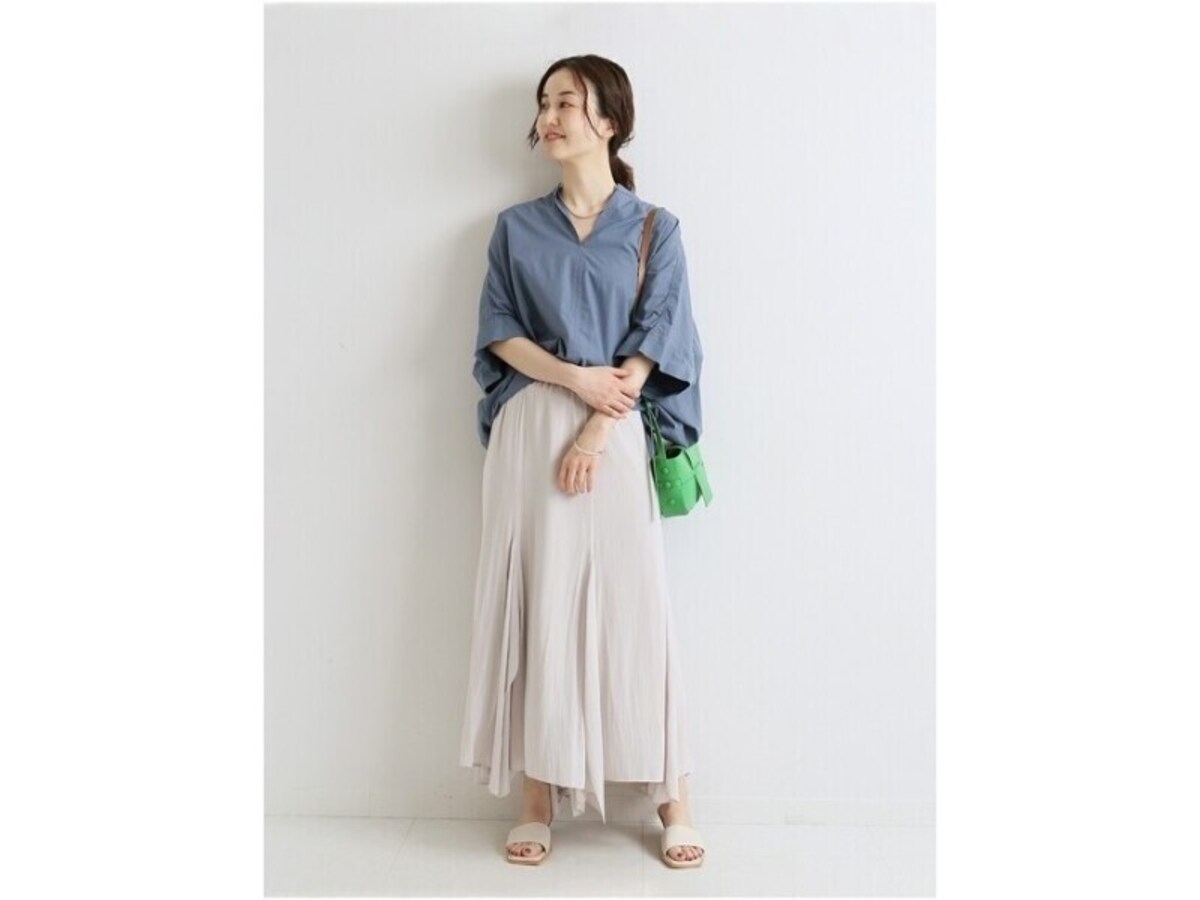 ベーシックカラーのコーデもグリーンの効果で今っぽく仕上がります　出典：WEAR