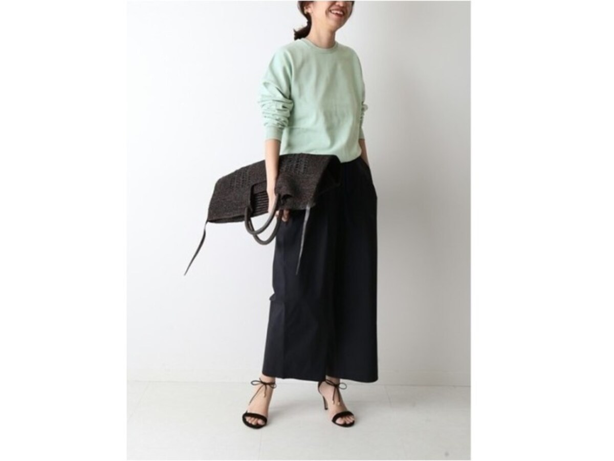 ベーシックなアイテムもグリーンだと新鮮に着られます　出典：WEAR
