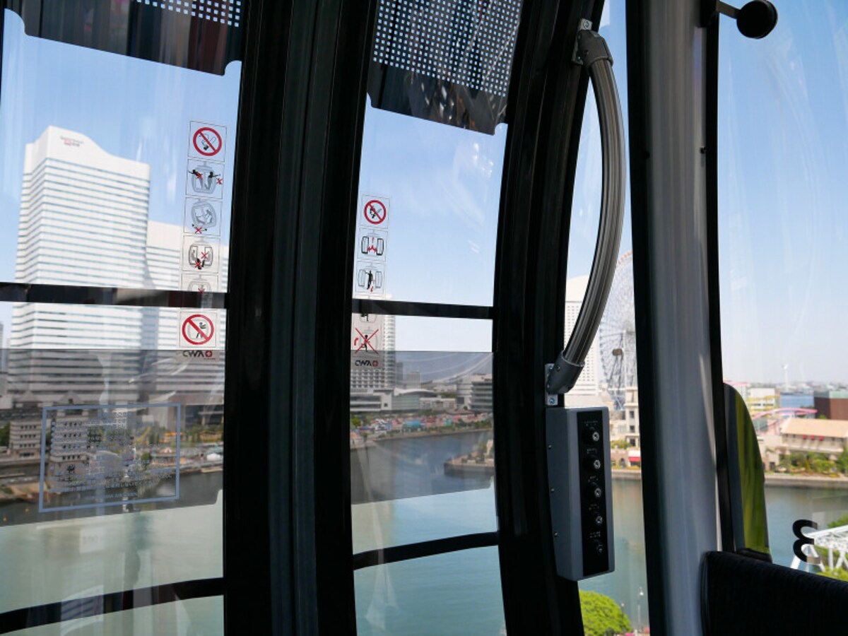 桜木町駅から搭乗するとみなとみらい側にはドアのフレームがあります（2021年4月19日撮影）