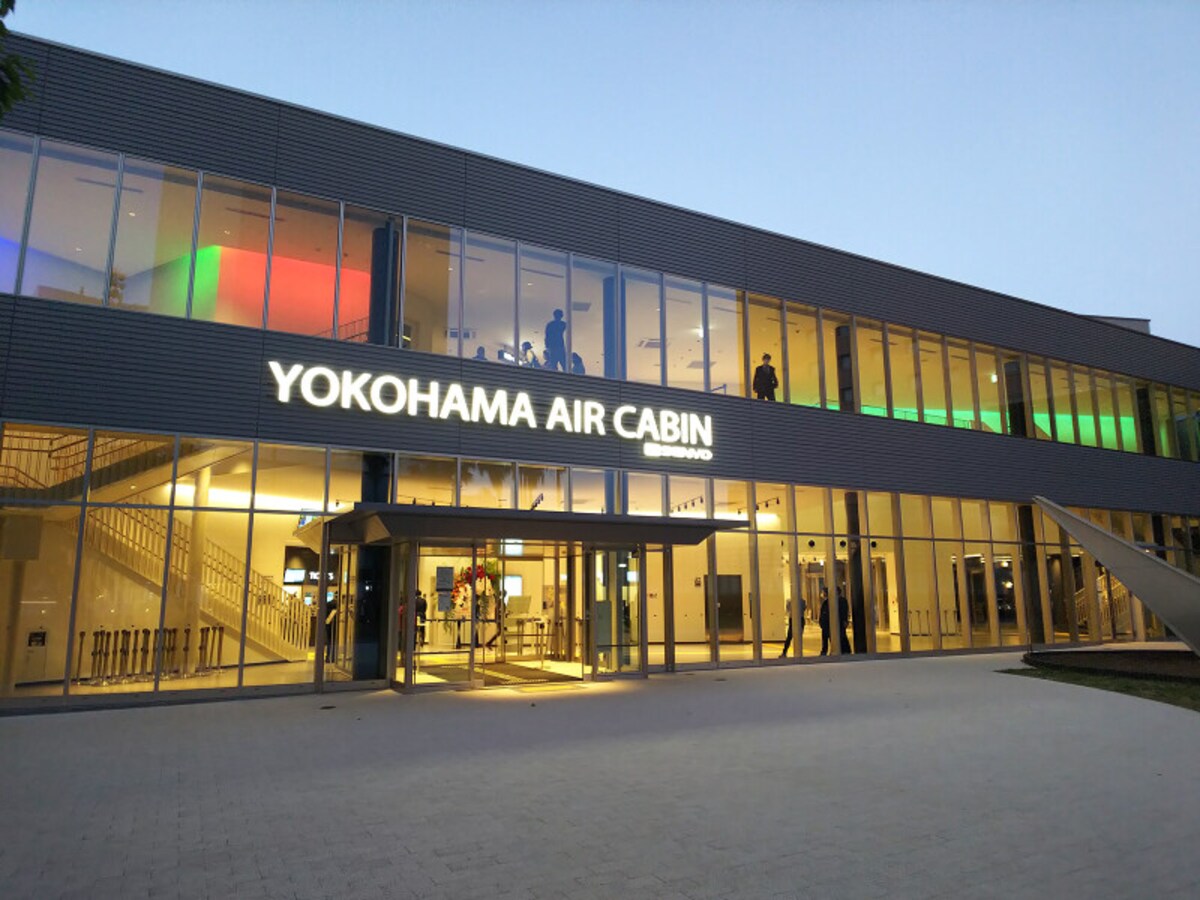 運河パーク駅。夜にはライトアップも（2021年5月22日撮影）