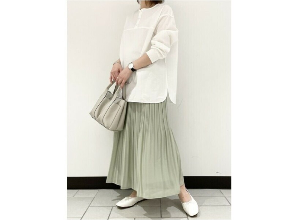 甲が深めのフラットシューズは今っぽい上にホールド感もアップ　出典：WEAR