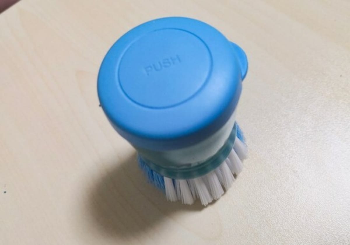 洗剤を入れられるブラシ