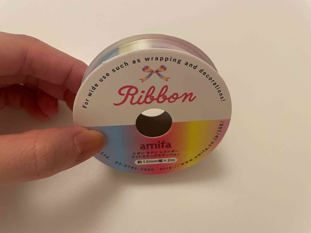 セリアの「リボン サテン レインボー ライトカラーグラデーション」