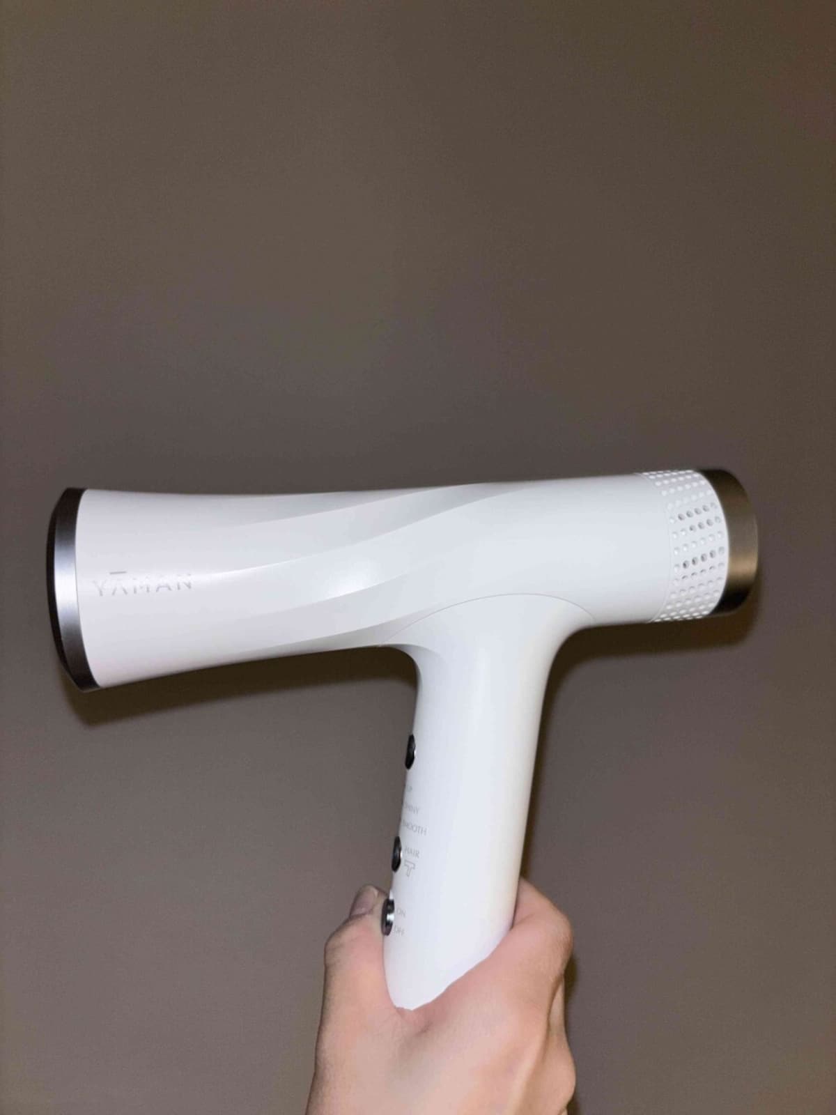 ヤーマンの「リフトドライヤー」は付属のリフトヘッドで頭皮をマッサージできる