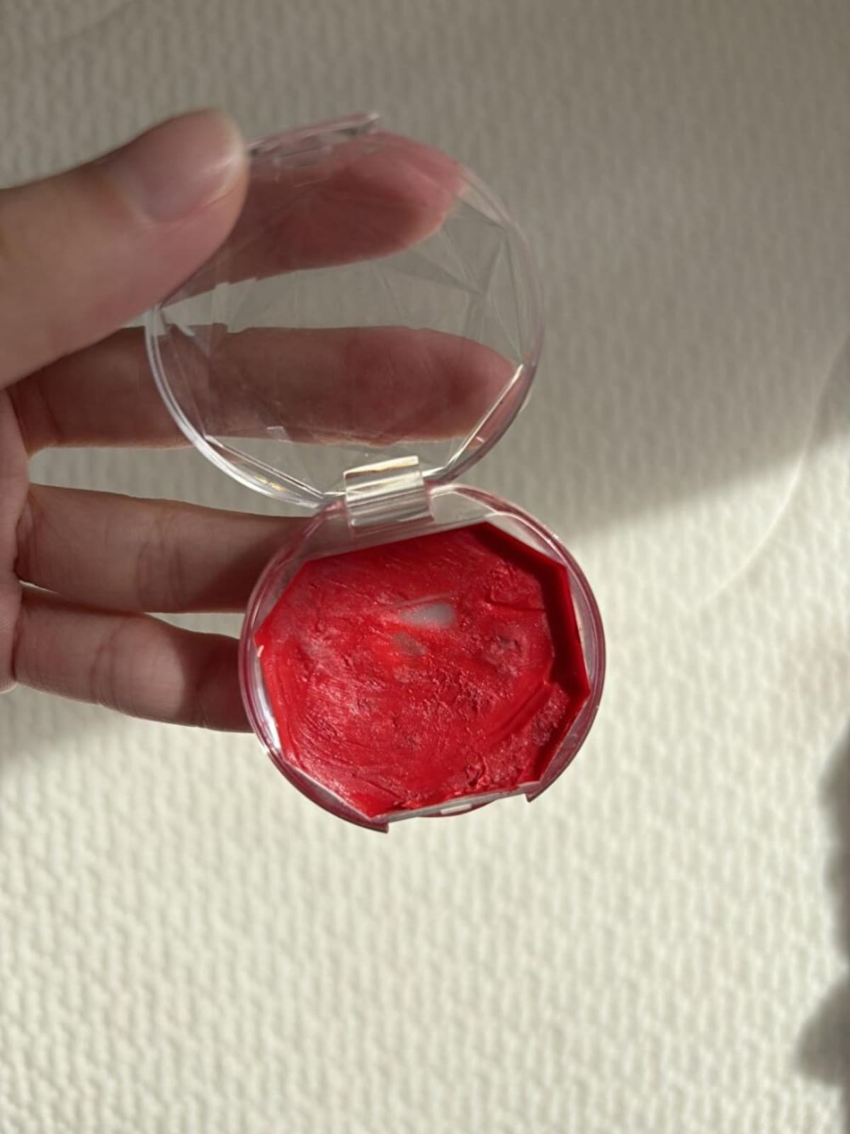 キャンメイクの「クリームチーク」は肌に密着する自然な発色