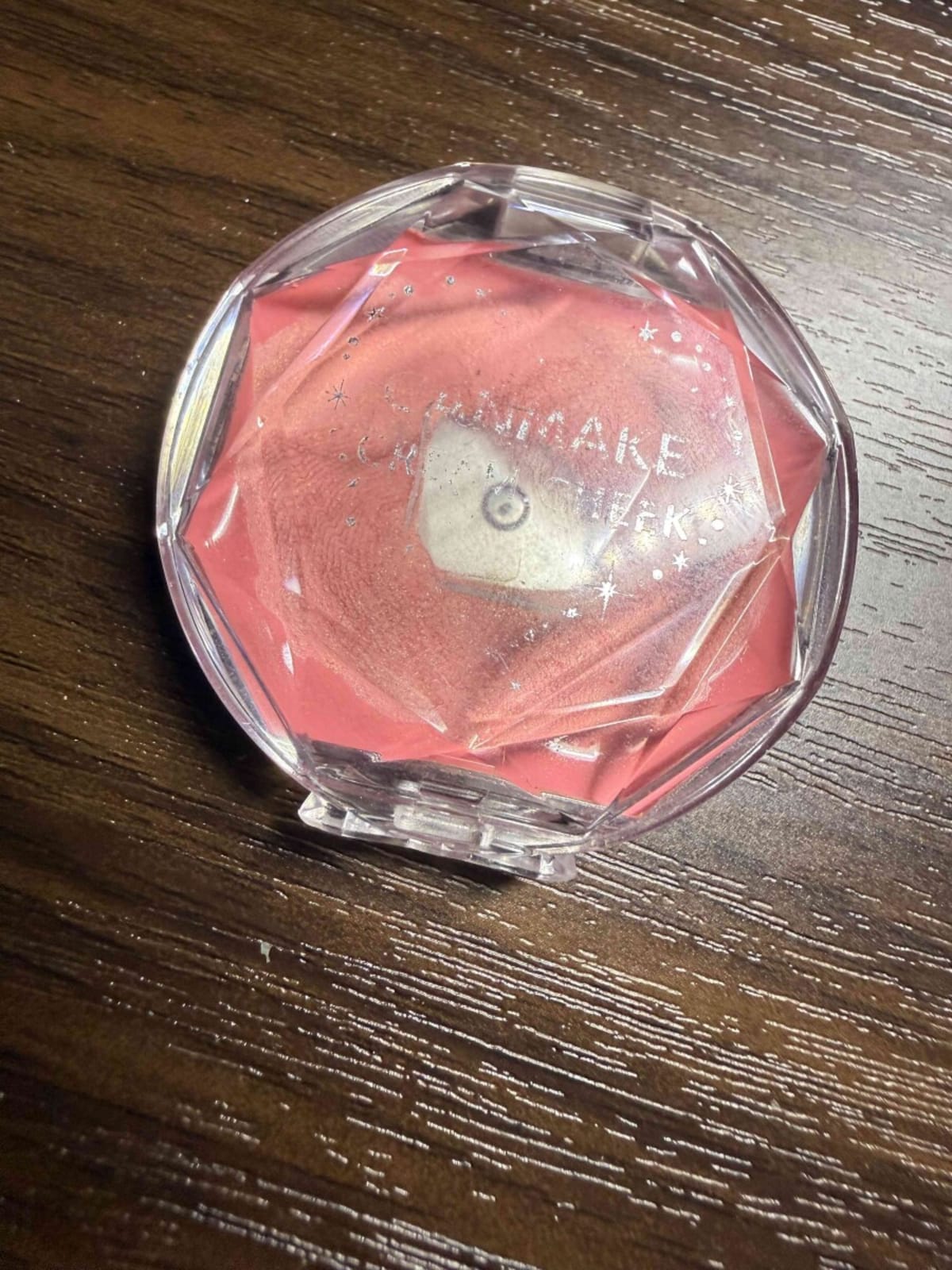 キャンメイクの「クリームチーク 23 キューピッドピンク」はパーソナルカラー関係なく使えるカラー