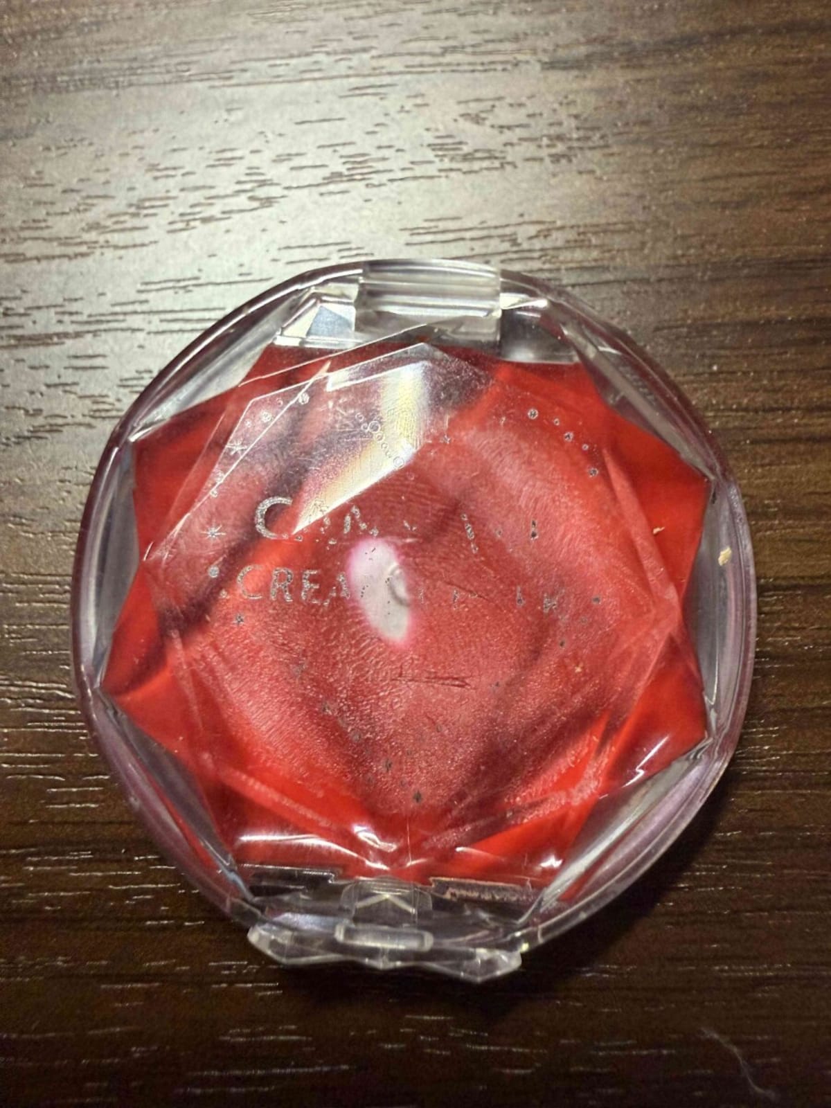 キャンメイクの「クリームチーク CL01」は肌馴染みが良く、40代の肌にも使いやすい