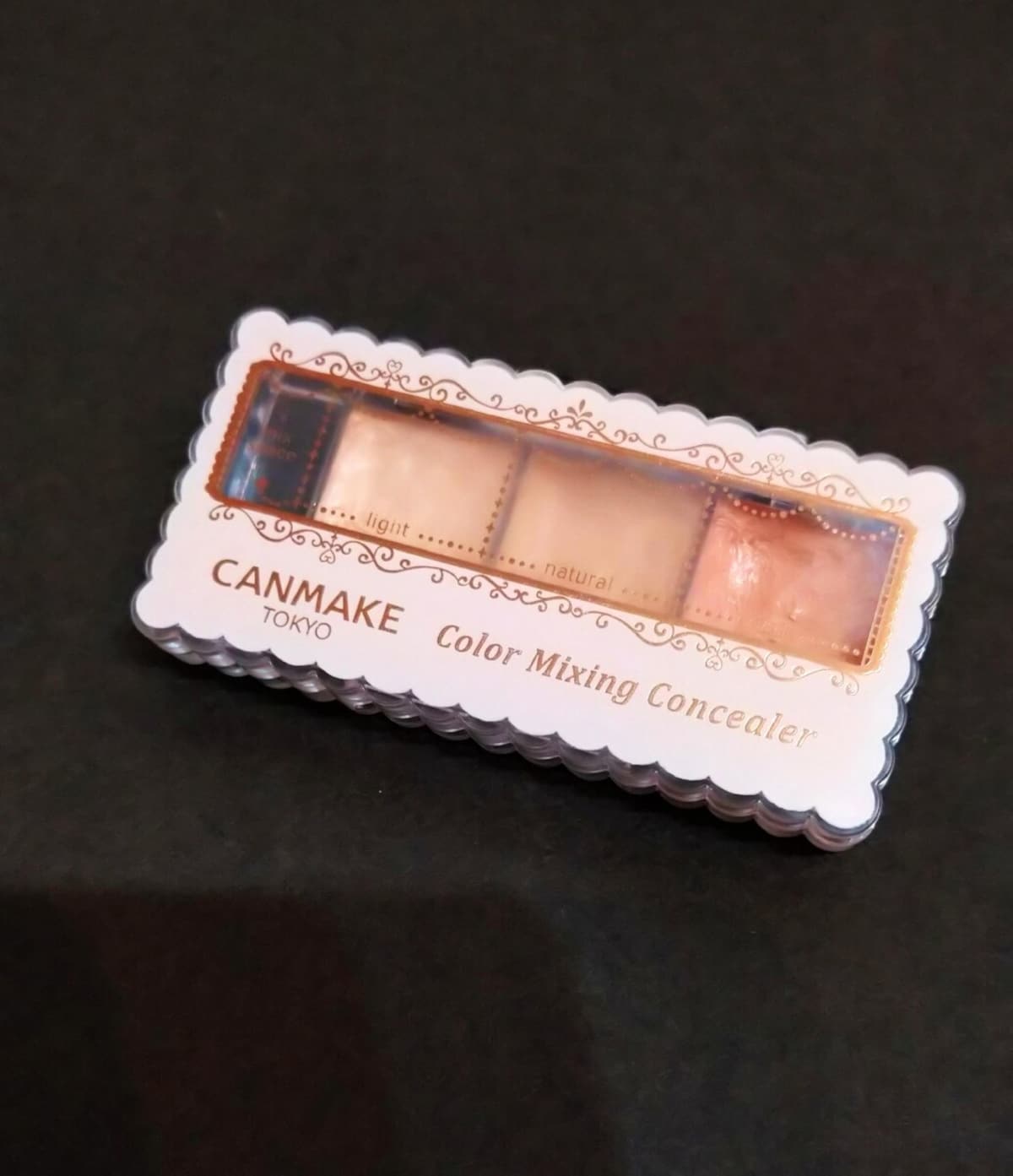 キャンメイクの「カラーミキシングコンシーラー 03」は3色パレットで自分の肌にあった色が作れる