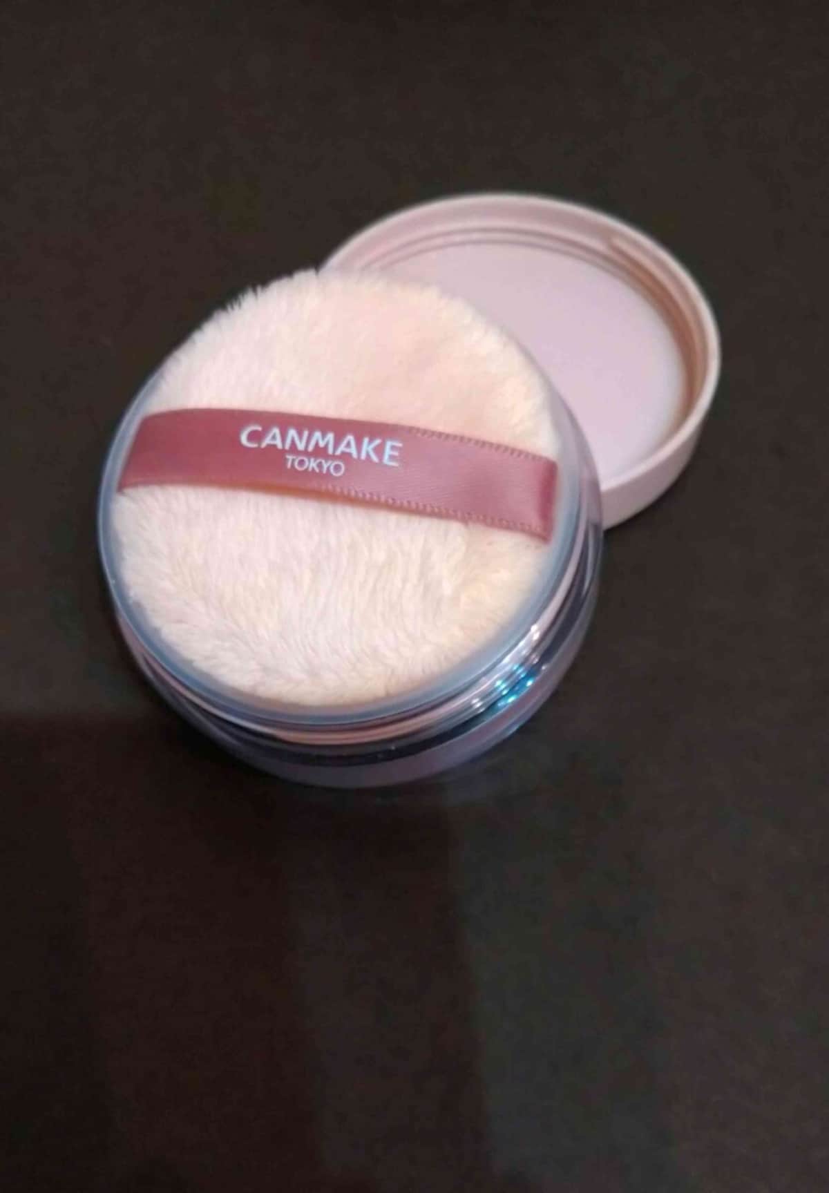 キャンメイクの「シルキールースモイストパウダー 01」は肌に馴染むカラー