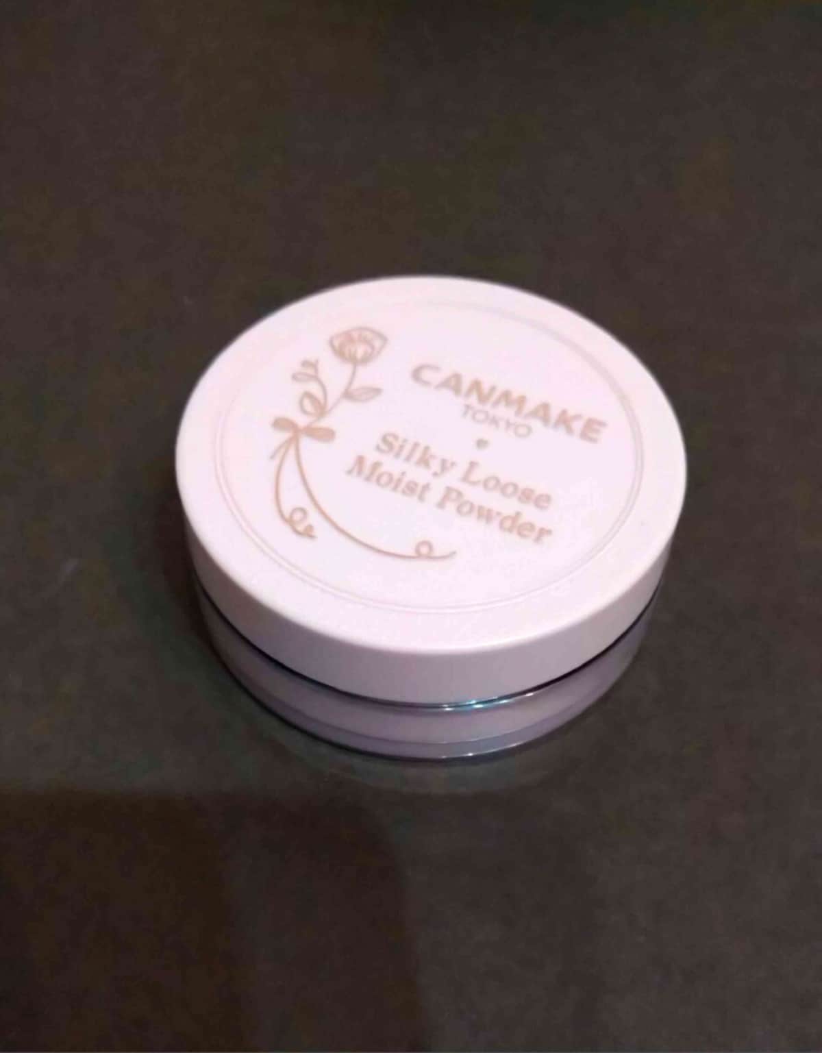 キャンメイクの「シルキールースモイストパウダー 01」は日焼け止め成分配合で日中のお化粧直しにも◎！