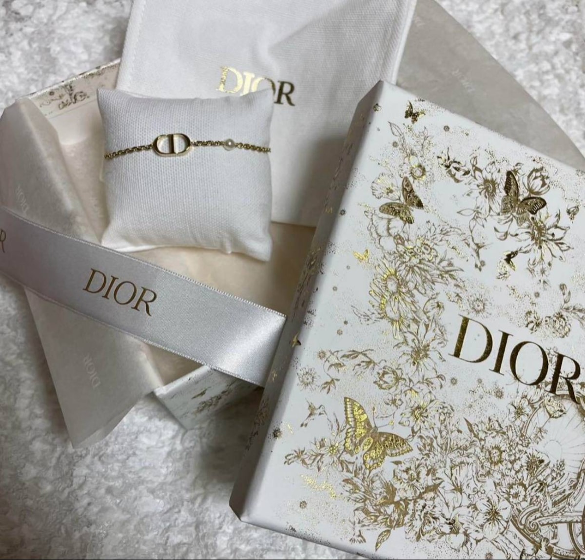 DIORの「Petit CD ブレスレット」は着けるだけで手元が華やかに見える