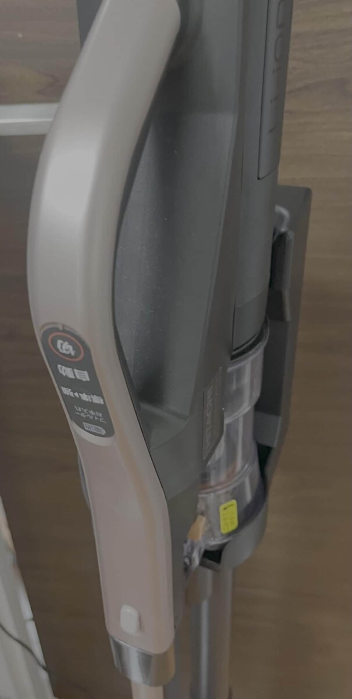 日立「ラクかるスティック1.1kg」は専用のスタンド付きで、自動充電が便利