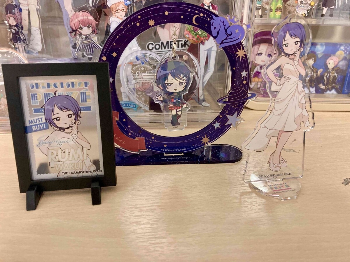 持っているおすすめグッズは「ウェディングドレスを着たアクスタ」