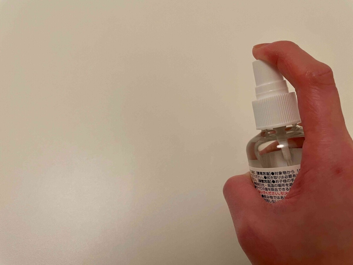 ダイソーの「アルコール除菌スプレー」はテーブルの除菌に使いやすい