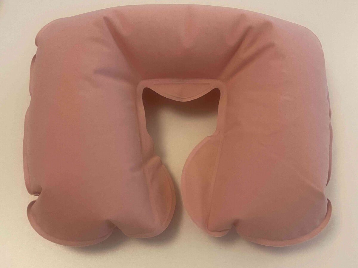 セリアの「トラベル用エアーまくら」は荷物を最小限にしたい場面に便利