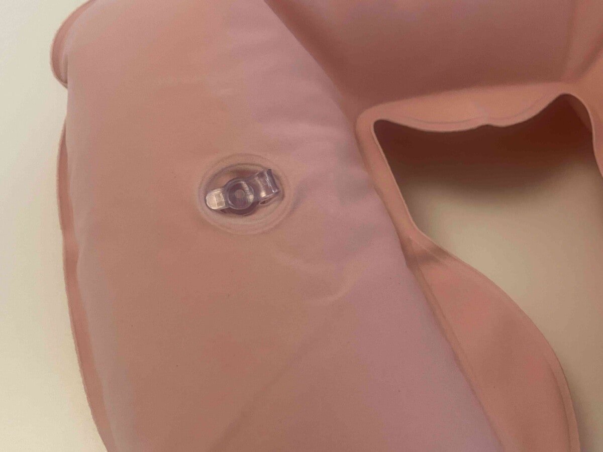 セリアの「トラベル用エアーまくら」は空気の量を調整すれば、お好みの柔らかさに変えられる