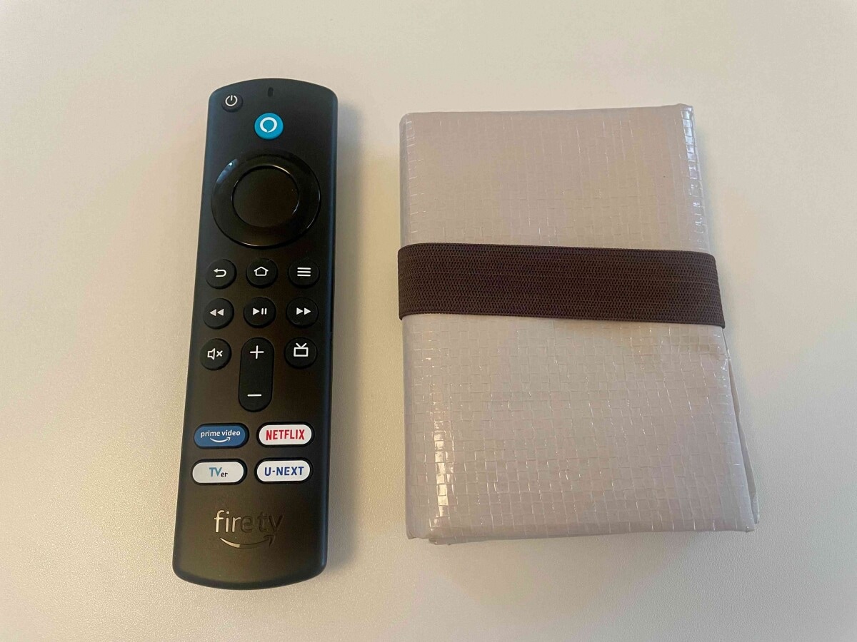 セリア「コンパクトレジャーシート」とAmazon Fire TV Stickのサイズ感を比較