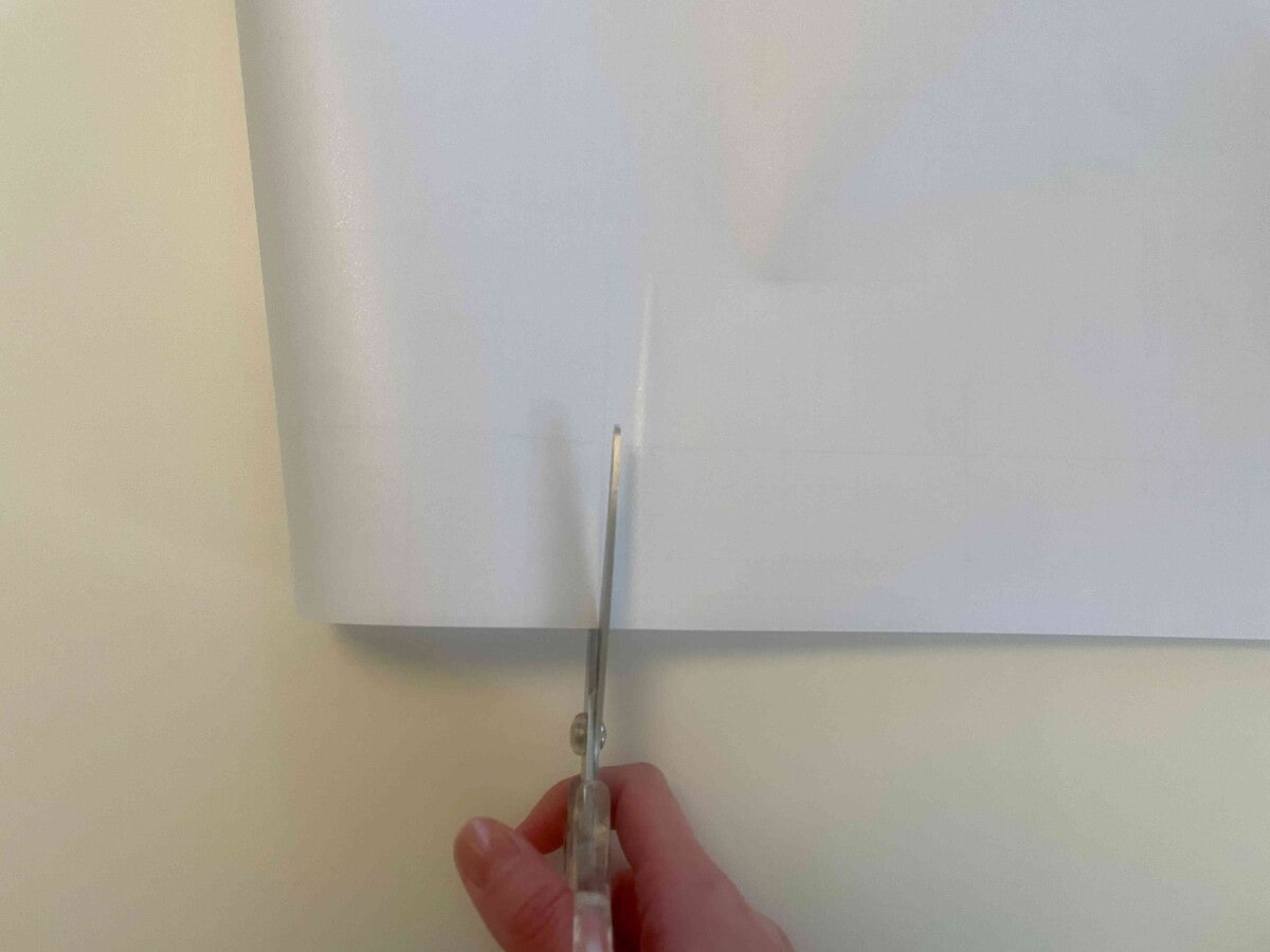 セリアの「窓用目隠しシート」を窓のサイズにあわせてカット