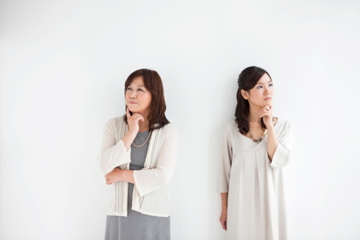考えごとをする女性二人