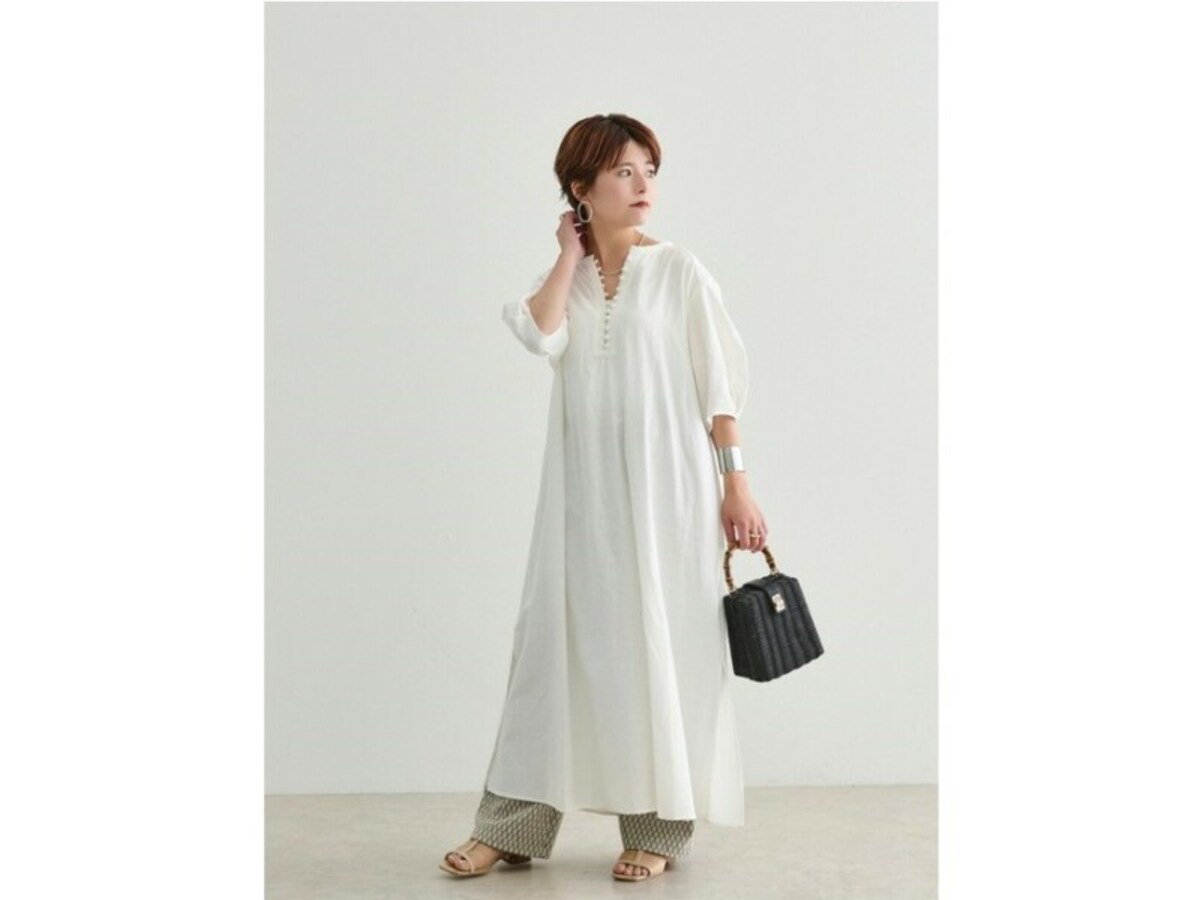 肩からきれいに落ちるシルエットのワンピースはゆったりしていてもルーズに見えなくて◎　出典：WEAR