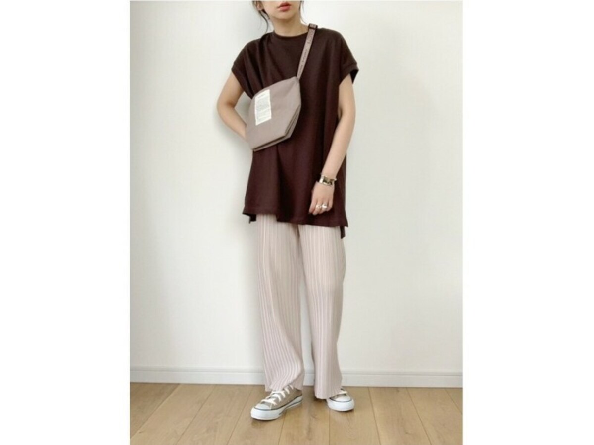 フレンチスリーブのTシャツで二の腕をほっそり見せて　出典：WEAR
