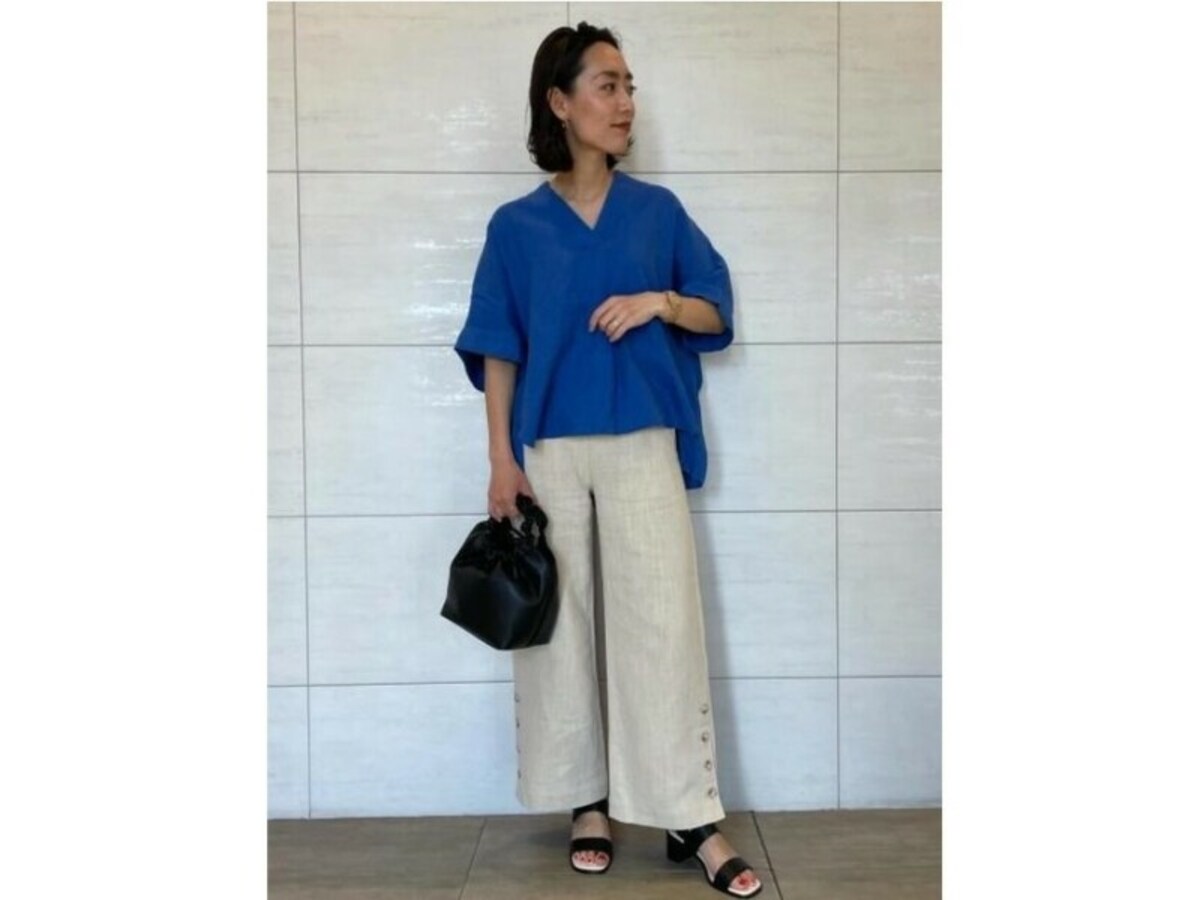 袖にデザインポイントがある袖コンシャスなトップスでカバー　出典：WEAR