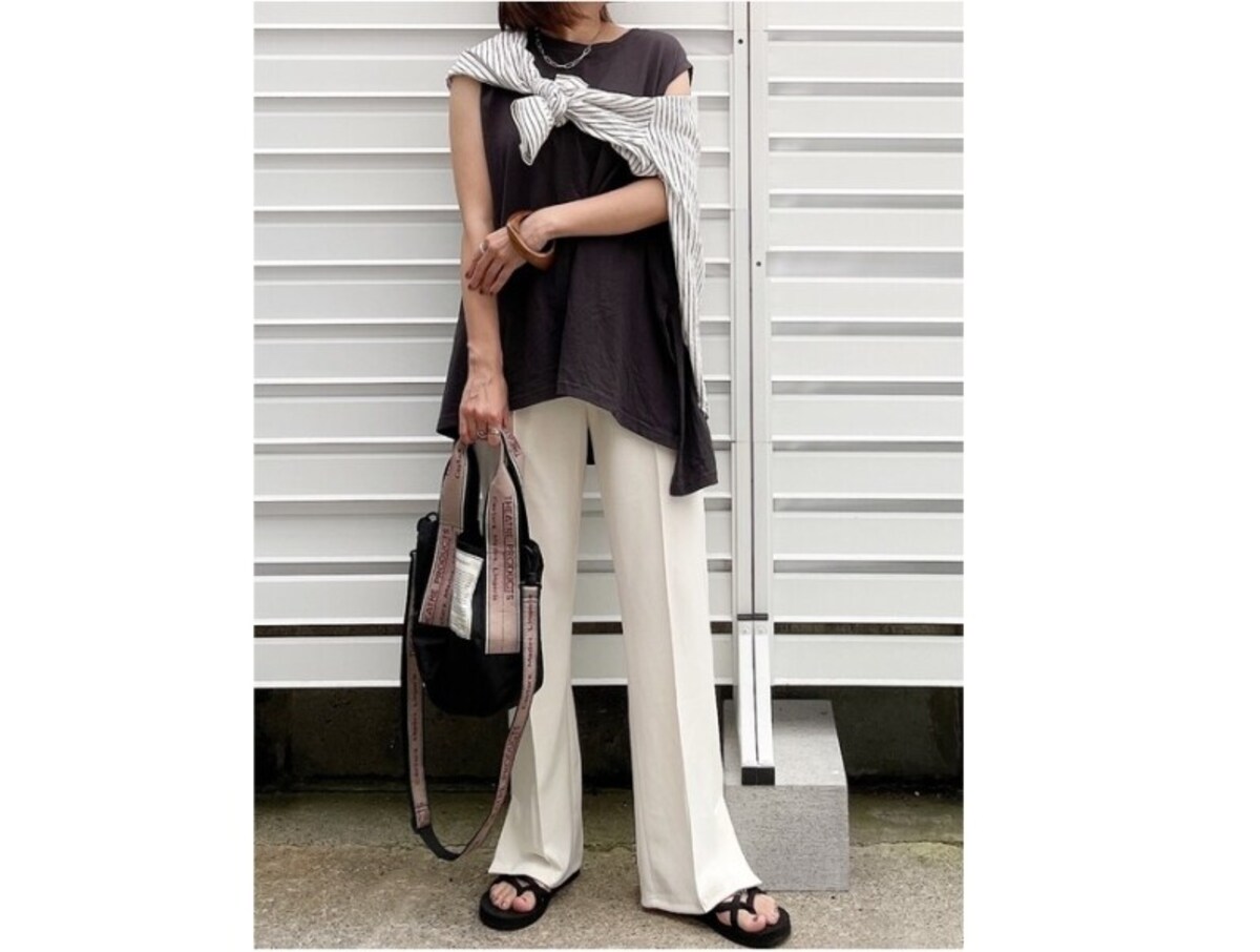 白ボトムスの爽やかさで清潔感もアップして見えます　出典：WEAR