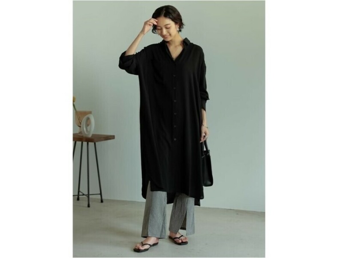 涼しくて薄手の柔らか素材なら、黒でも優し気な印象に　出典：WEAR