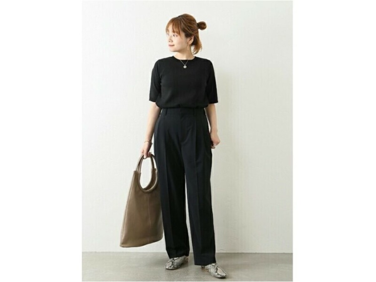 腰まわりにタックの入ったきれいめパンツでスマートに　出典：WEAR