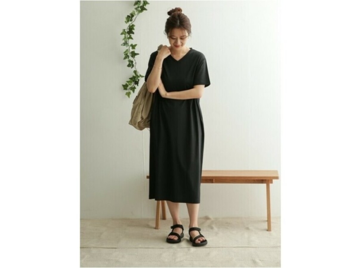 カジュアルになりやすいアイテムこそ「黒」を選んで　出典：WEAR