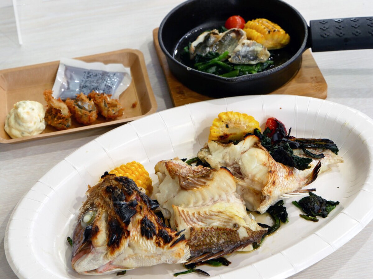 釣った魚はグリルやフライでいただきます!フライは「湘南ゴールド」を使ったオリジナルソース付
