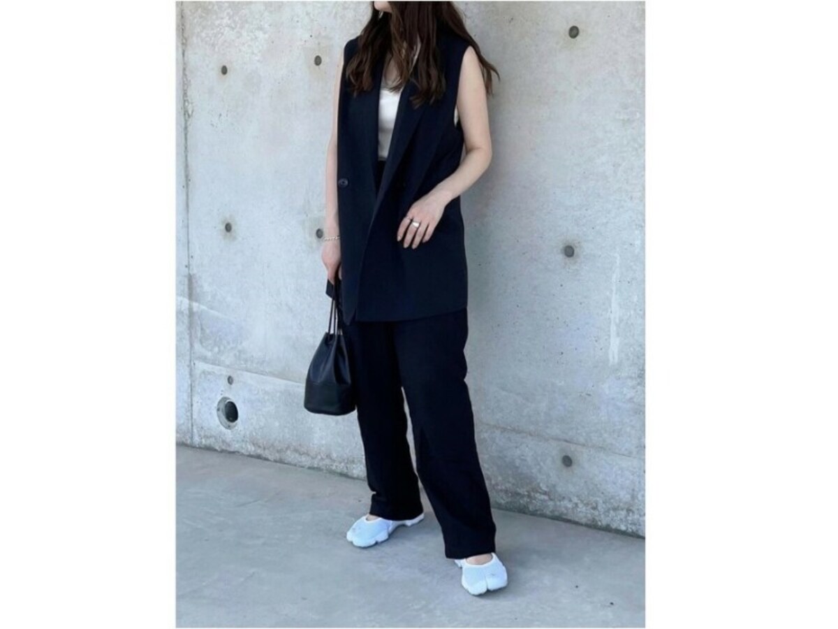 夏の黒コーデもリネン系パンツなら熱がこもらず快適に履ける　出典：WEAR