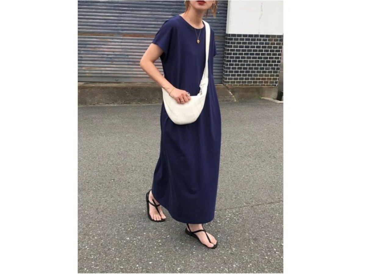 さらっと着られる「スムースコットンフレンチスリーブロングワンピース」　出典：WEAR