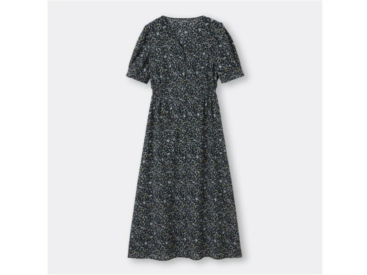 GU  フラワーVネックフロントボタンワンピース  2490円（税込）