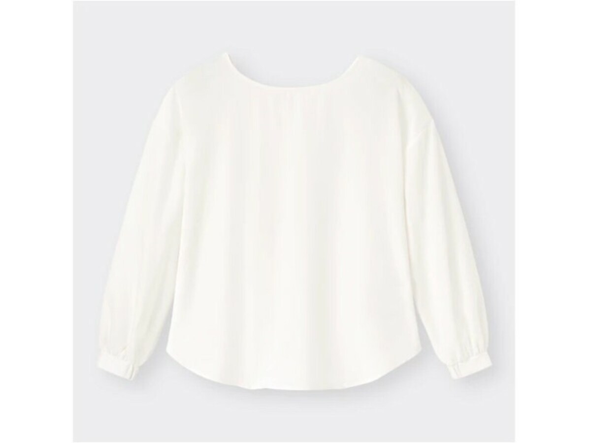 GU  エアリー2WAYブラウス  990円（税込）