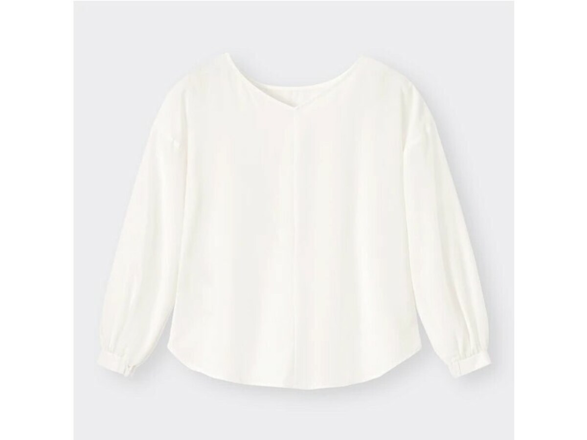 GU  エアリー2WAYブラウス  990円（税込）