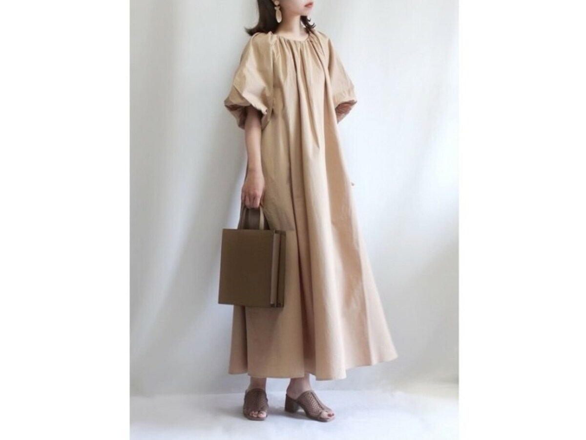 【OKコーデ】ユニクロのレザータッチ スクエアショルダーバッグは2990円には見えない高見え感で大人向け　出典：WEAR