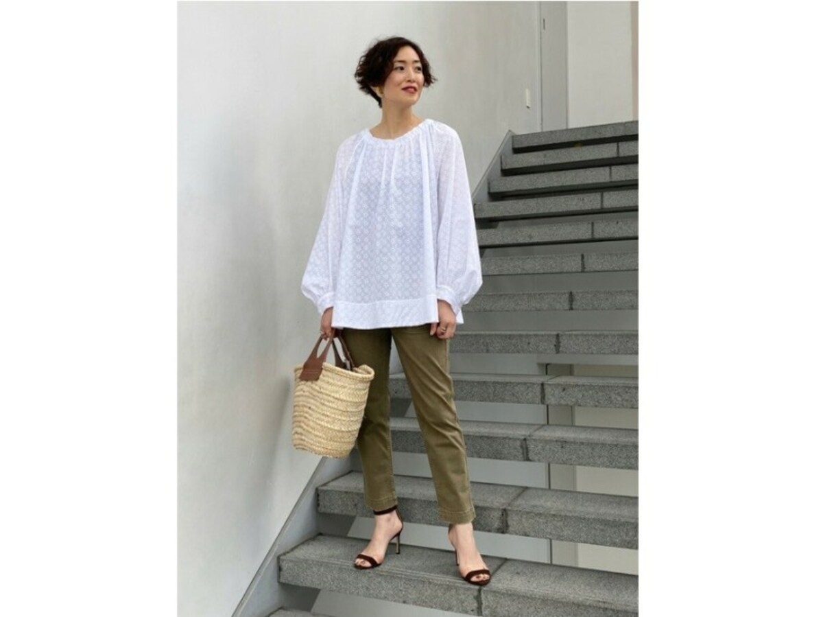 白ブラウスはコーデ次第でずっと着られるアイテムです　出典：WEAR