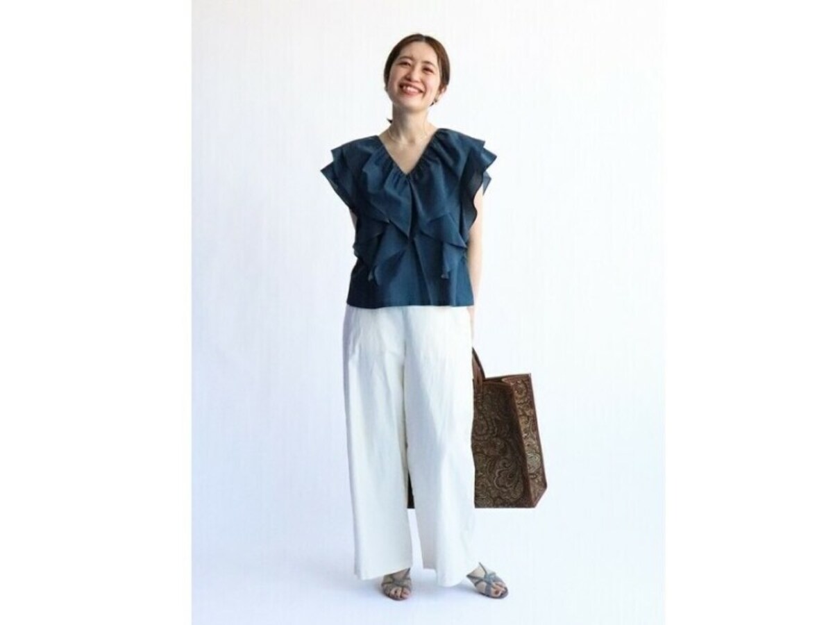 華やかなブラックのシルクブラウスには白パンツで清潔感を　出典：WEAR