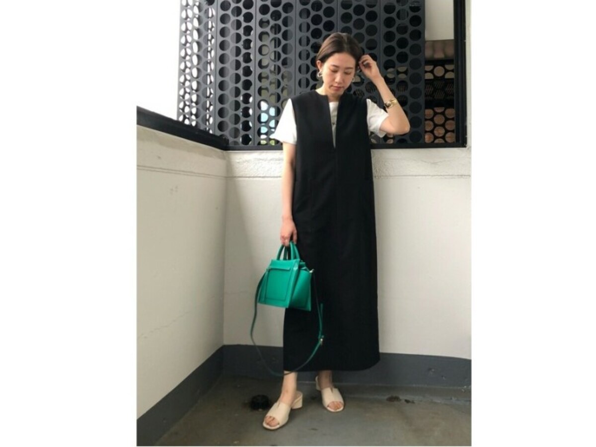 モノトーンコーデに差し色をプラスすれば、失敗知らずでおしゃれ見え　出典：WEAR