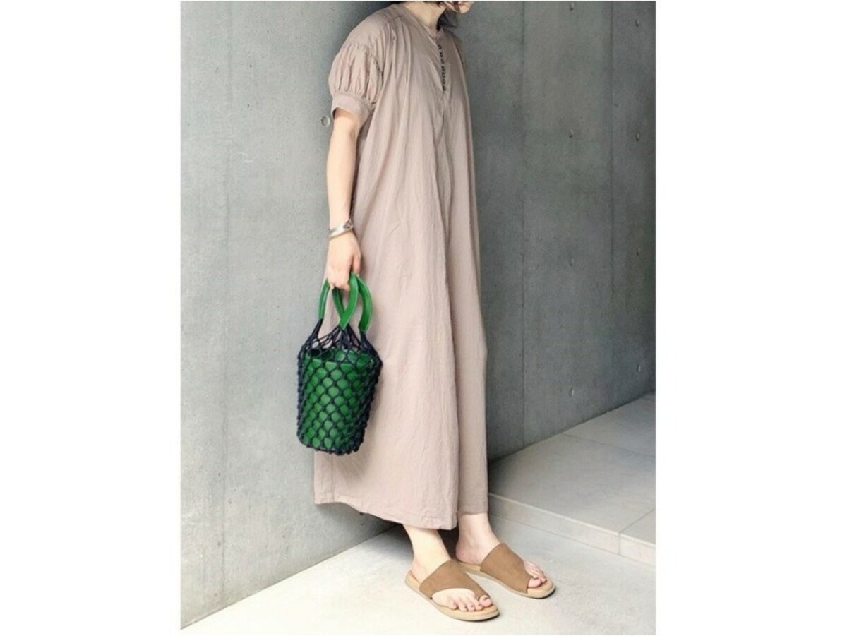 履くだけでどこかスタイリッシュにキマるトングサンダル　出典：WEAR